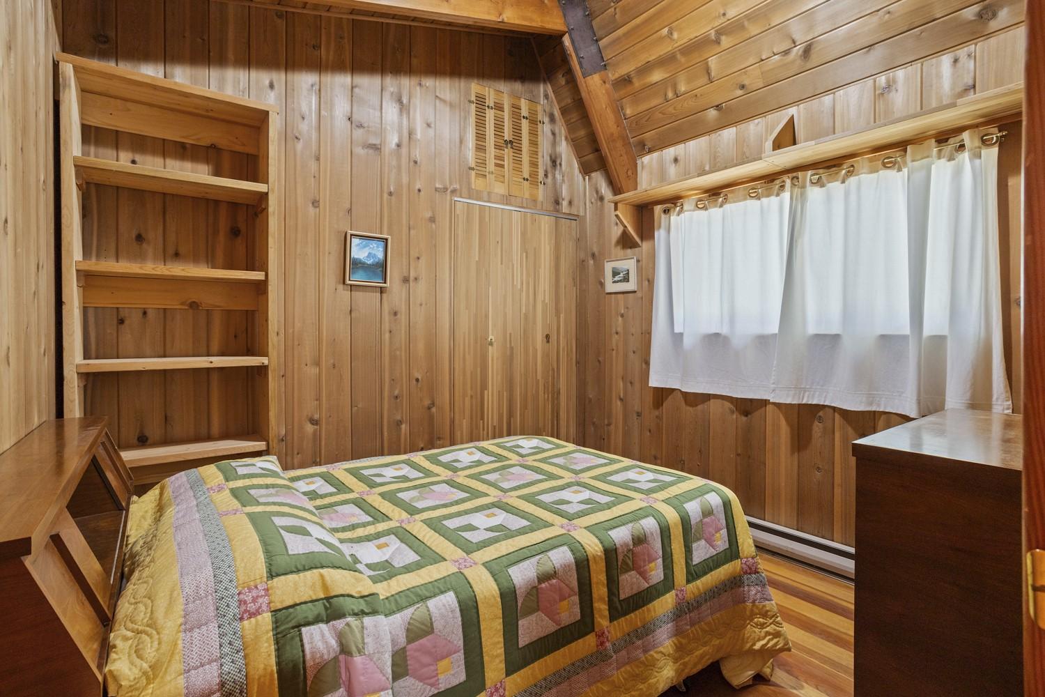 11929 3A Highway, Destiny Bay, BC - Indoor Photo Showing Bedroom