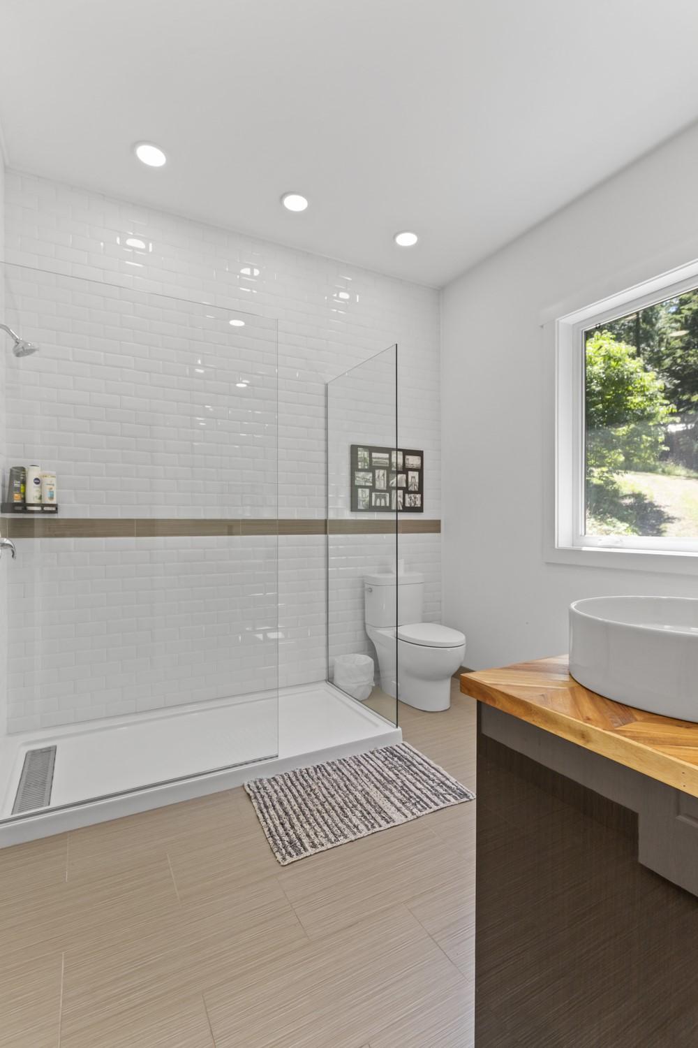 13683 Larch Road, Boswell, BC - Indoor Photo Showing Bathroom