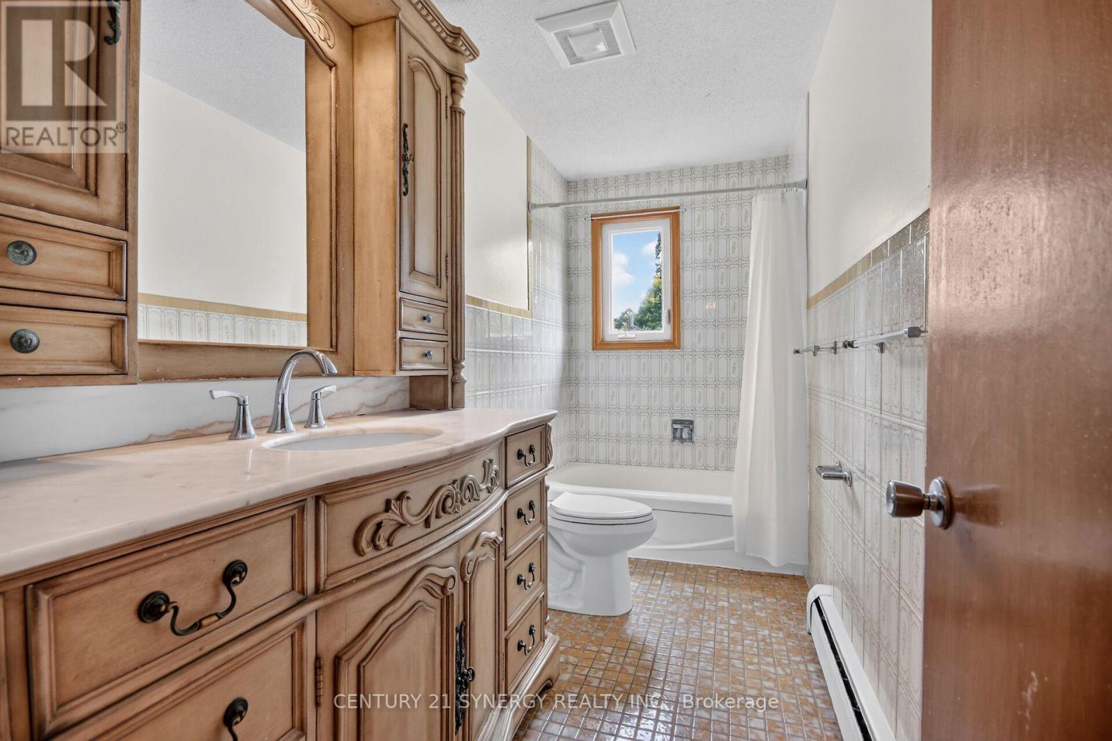974 Greenbriar Avenue, Ottawa, ON - Indoor Photo Showing Bathroom
