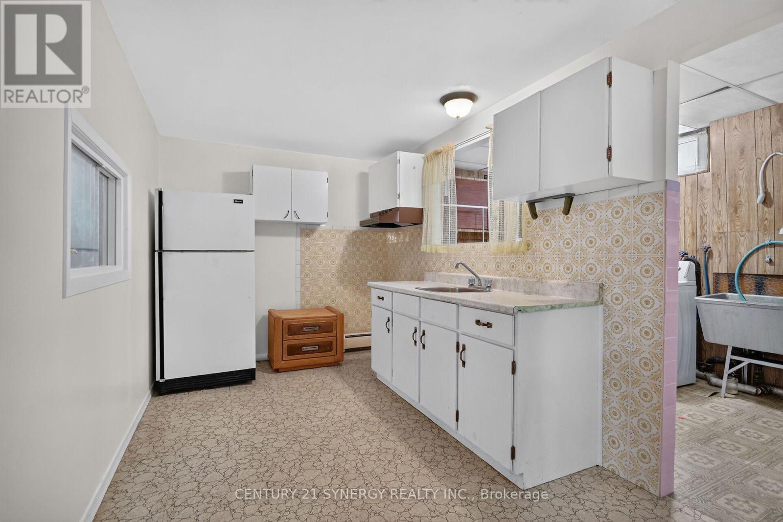 974 Greenbriar Avenue, Ottawa, ON - Indoor Photo Showing Kitchen