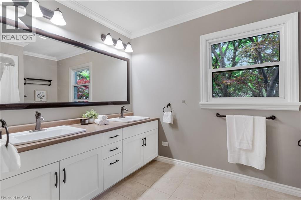 203 Forsyth Drive, Waterloo, ON - Indoor Photo Showing Bathroom