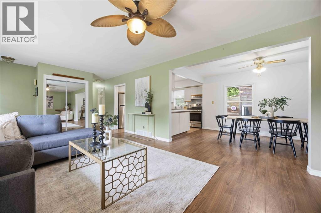 1150 Thomas Drive, Sarnia, ON - Indoor Photo Showing Living Room