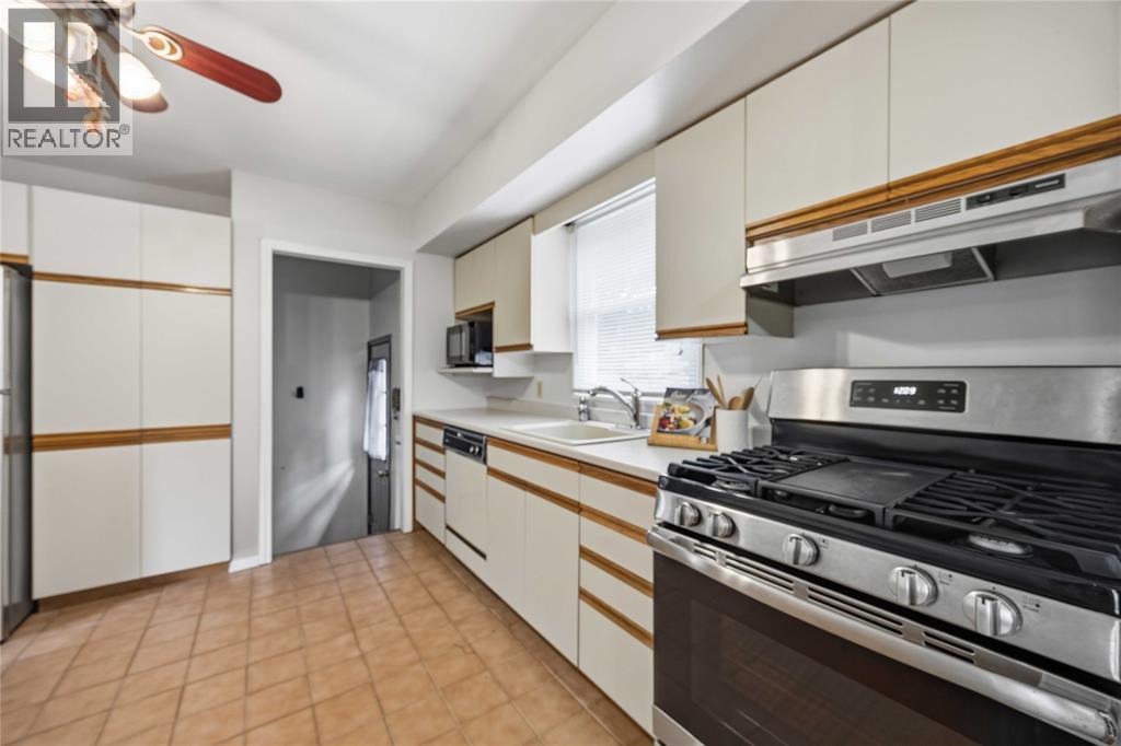 1150 Thomas Drive, Sarnia, ON - Indoor Photo Showing Kitchen