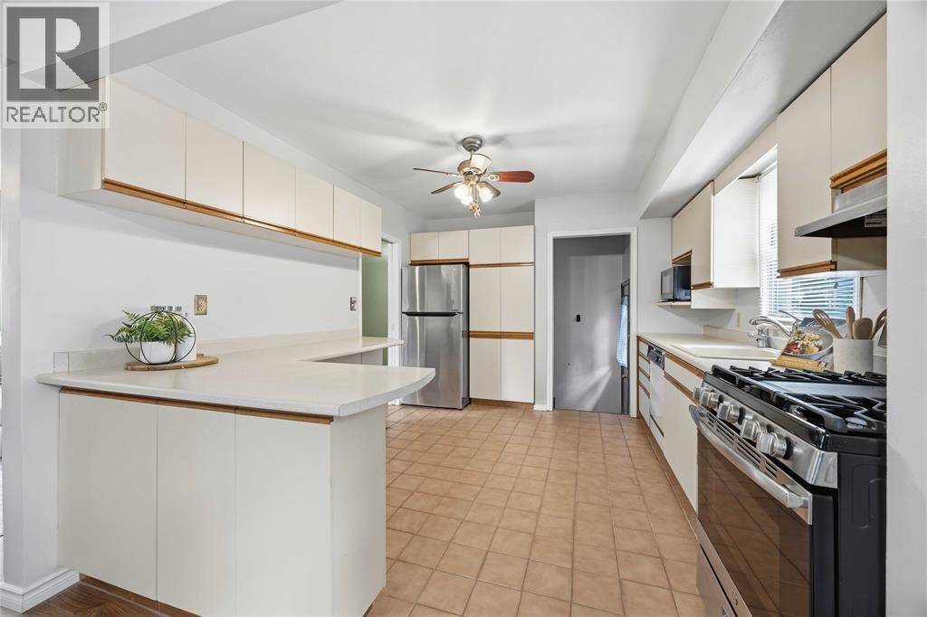 1150 Thomas Drive, Sarnia, ON - Indoor Photo Showing Kitchen