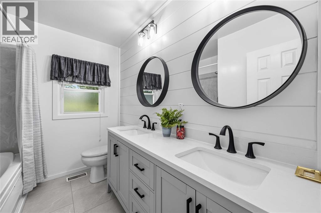 1150 Thomas Drive, Sarnia, ON - Indoor Photo Showing Bathroom
