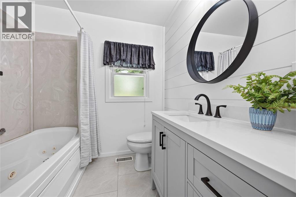 1150 Thomas Drive, Sarnia, ON - Indoor Photo Showing Bathroom
