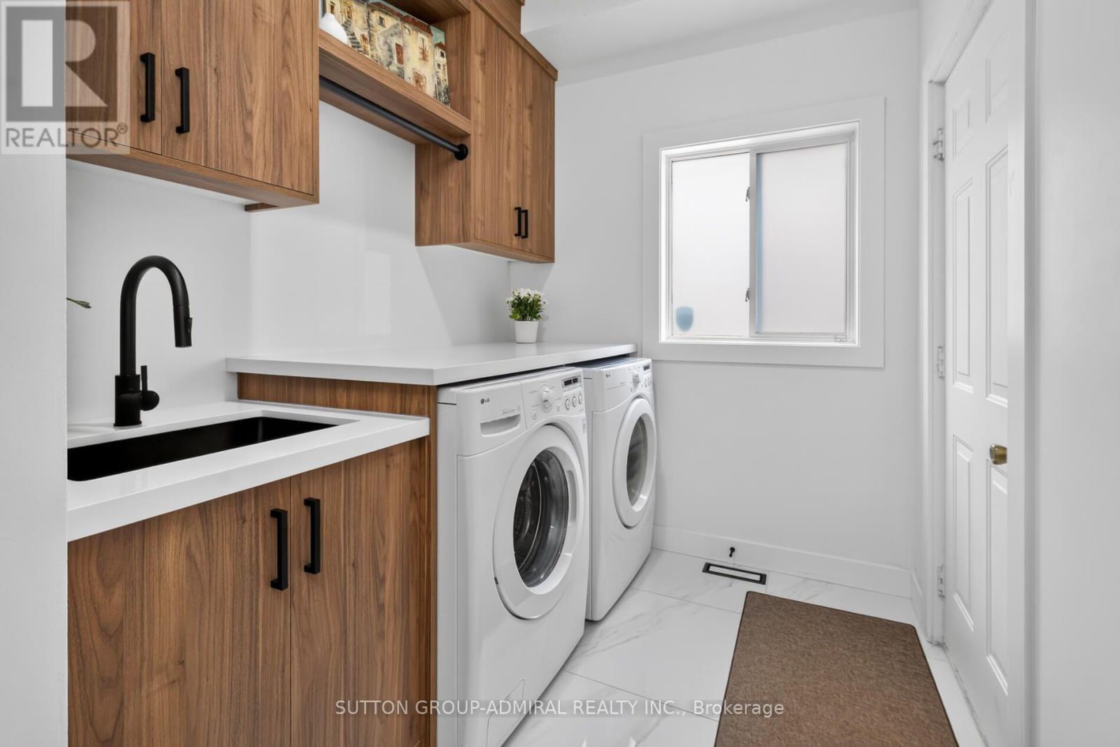 7 Emily Carr Crescent, Caledon, ON - Indoor Photo Showing Laundry Room