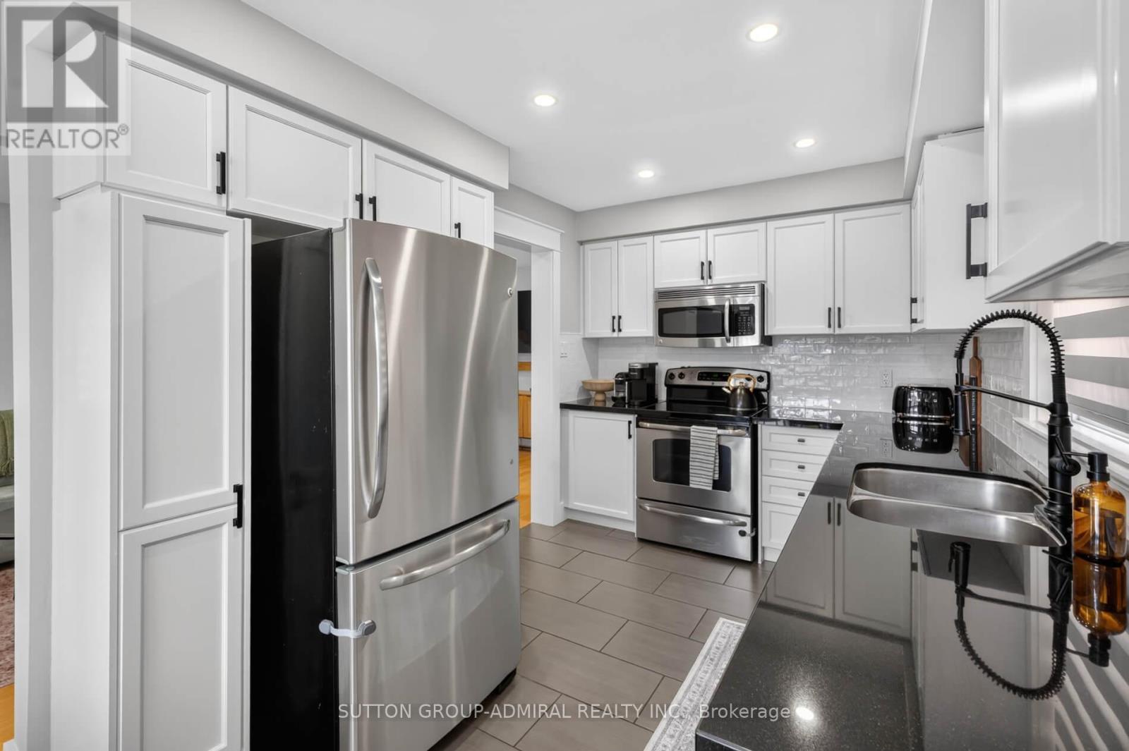 7 Emily Carr Crescent, Caledon, ON - Indoor Photo Showing Kitchen With Double Sink With Upgraded Kitchen