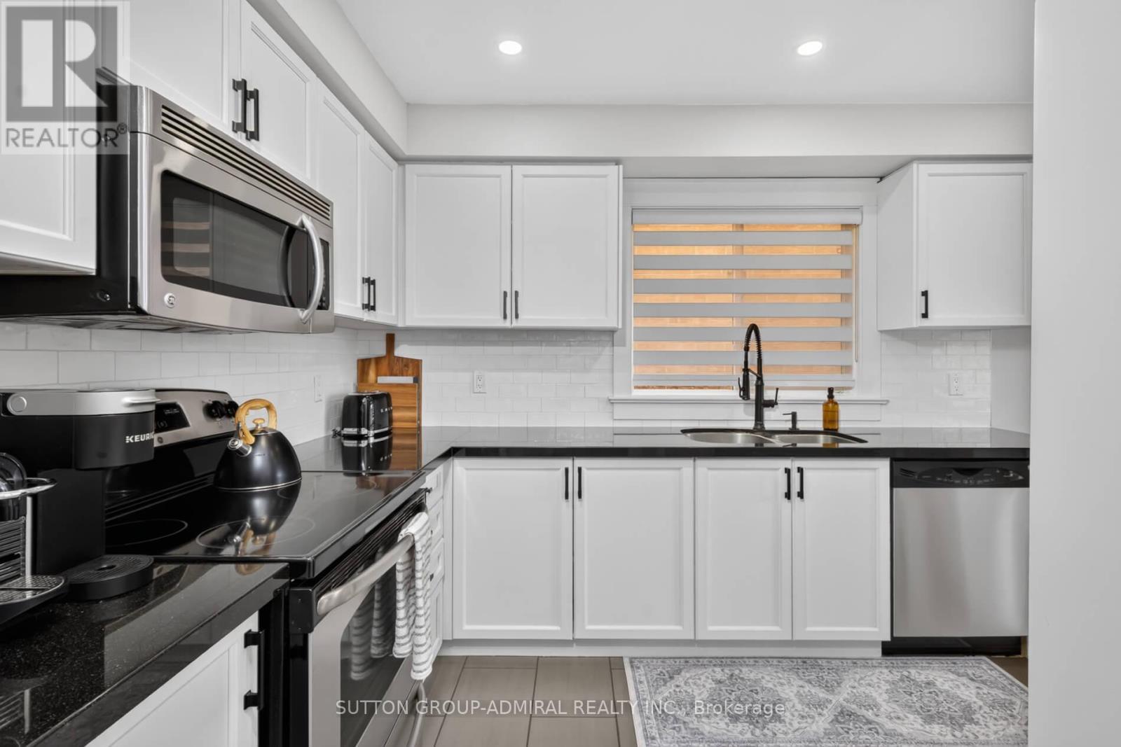 7 Emily Carr Crescent, Caledon, ON - Indoor Photo Showing Kitchen With Double Sink With Upgraded Kitchen