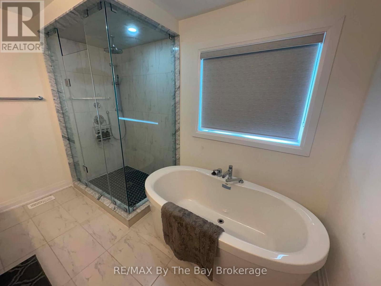 Upper Unit - 218 Mapleside Drive, Wasaga Beach, ON - Indoor Photo Showing Bathroom