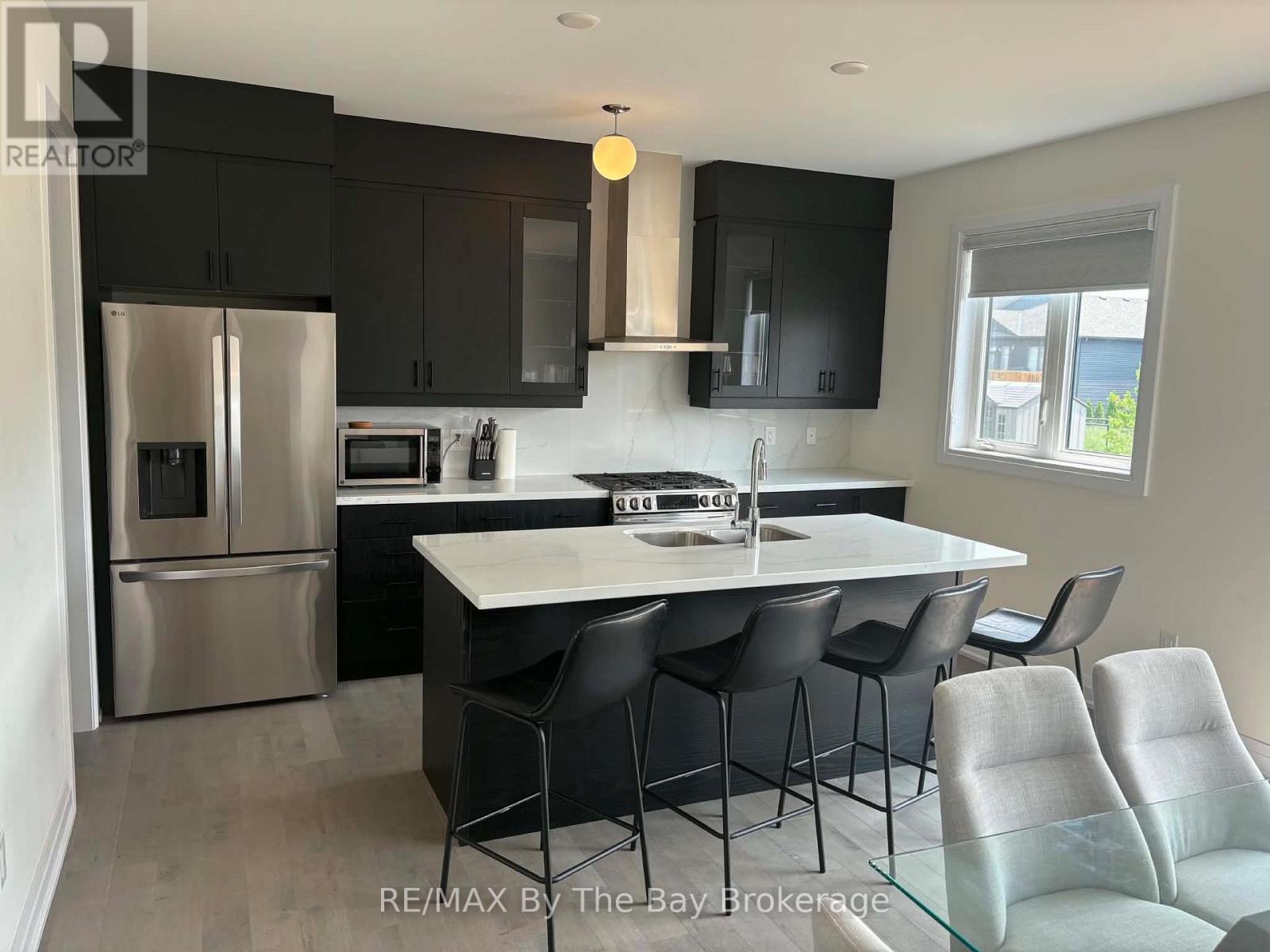 Upper Unit - 218 Mapleside Drive, Wasaga Beach, ON - Indoor Photo Showing Kitchen With Upgraded Kitchen