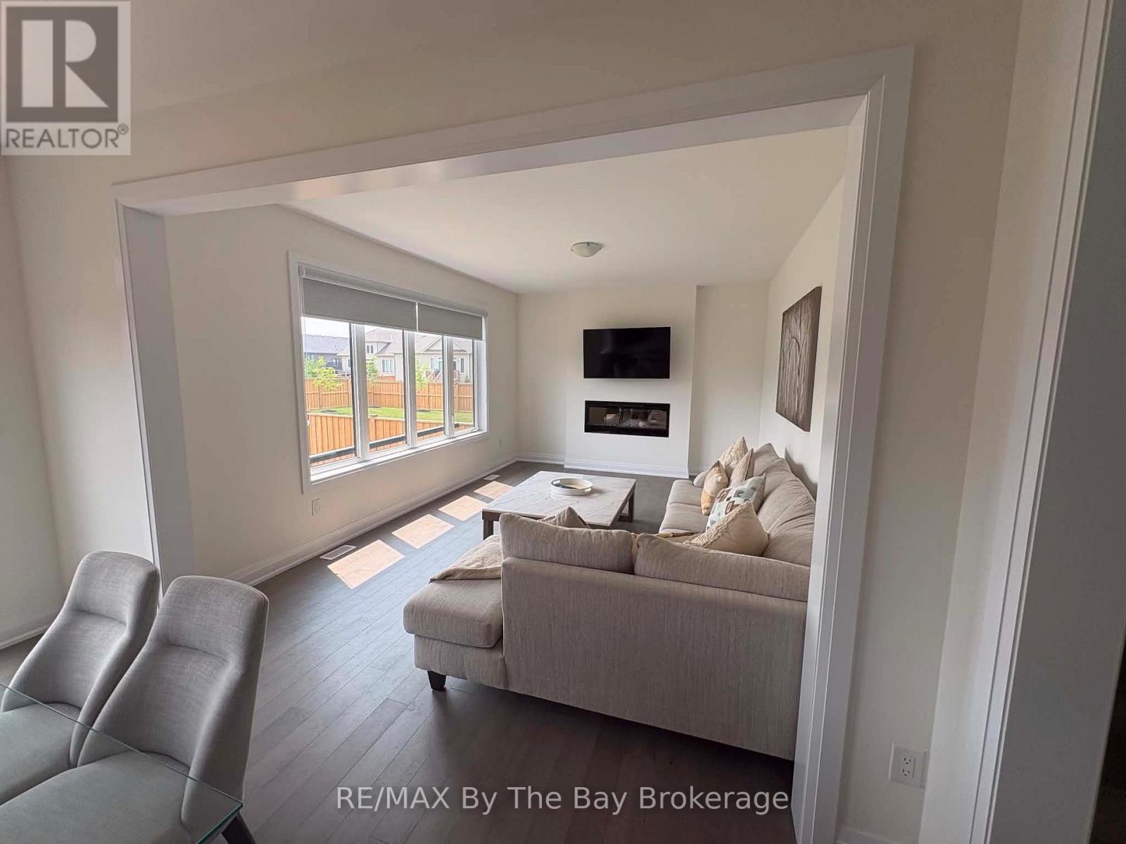 Upper Unit - 218 Mapleside Drive, Wasaga Beach, ON - Indoor Photo Showing Living Room