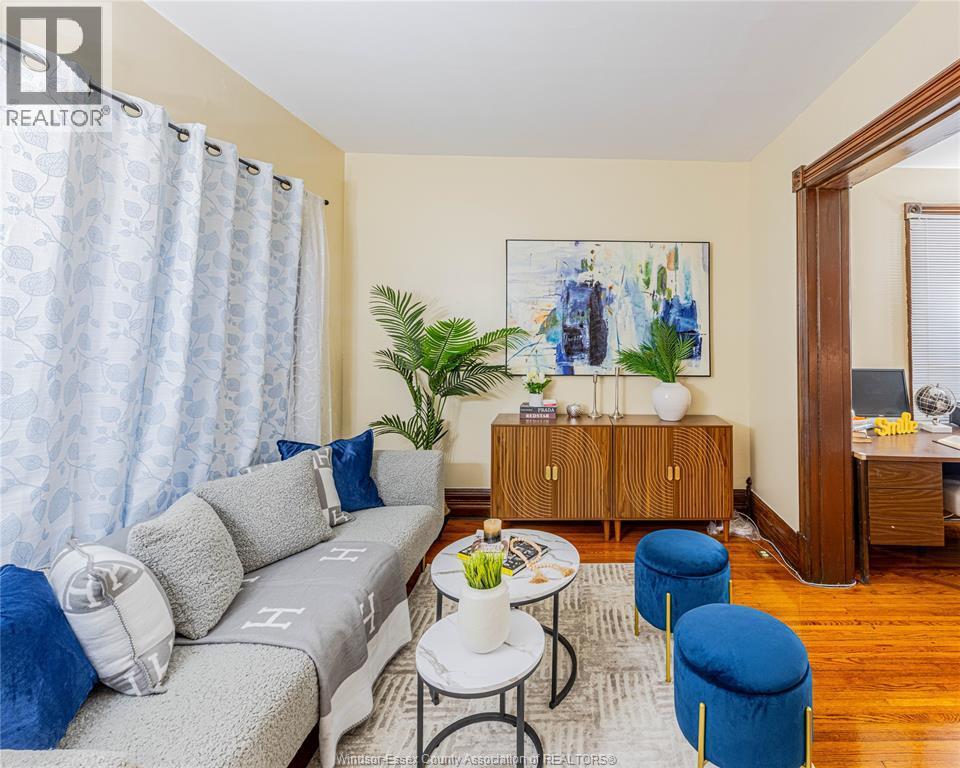 576 Janette, Windsor, ON - Indoor Photo Showing Living Room