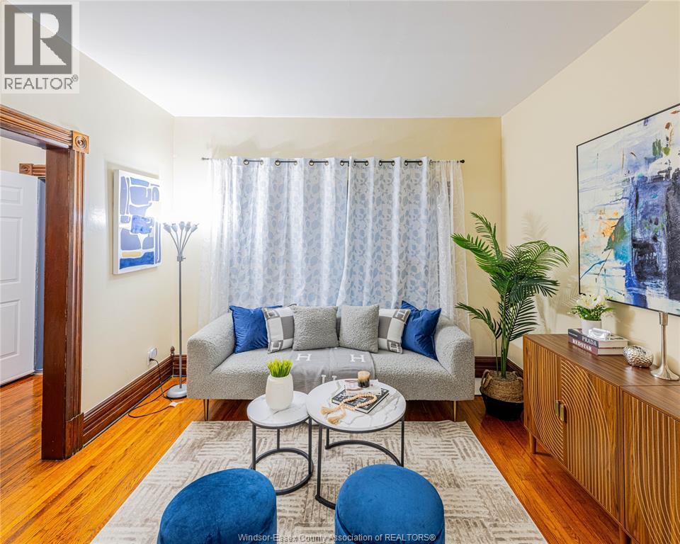 576 Janette, Windsor, ON - Indoor Photo Showing Living Room