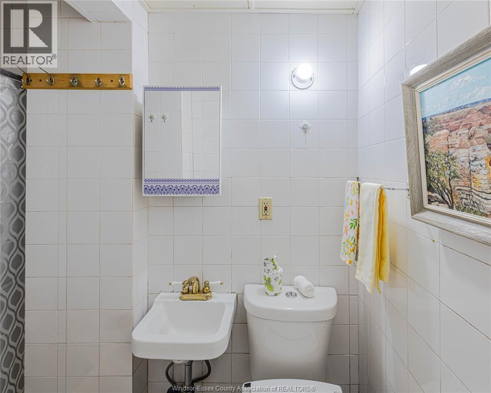 576 Janette, Windsor, ON - Indoor Photo Showing Bathroom
