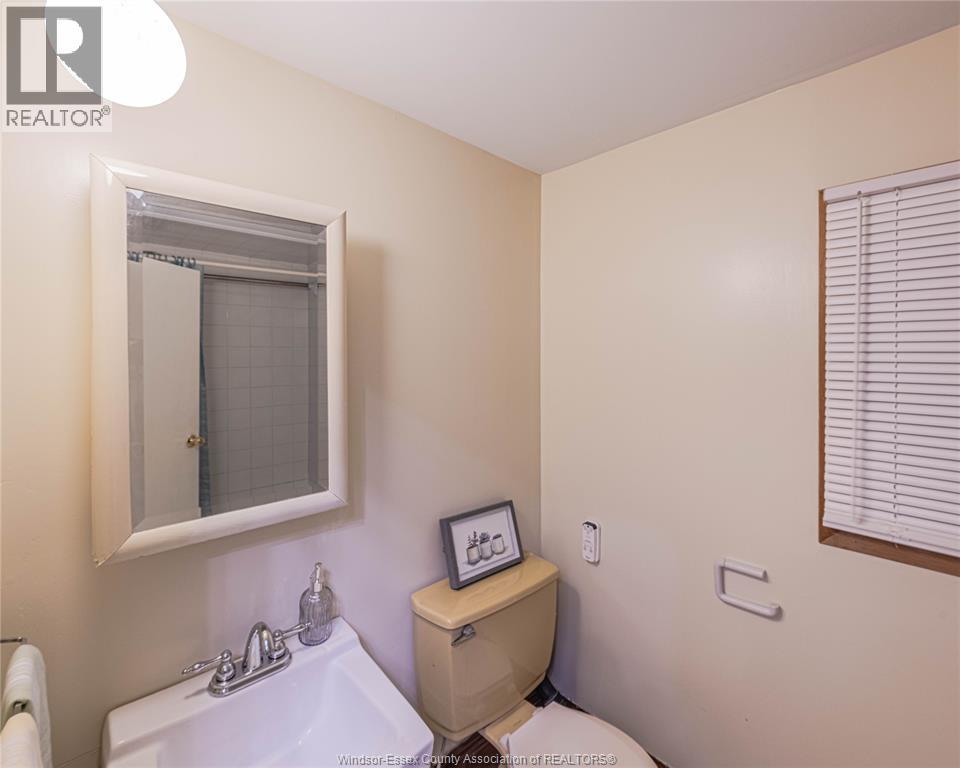 576 Janette, Windsor, ON - Indoor Photo Showing Bathroom
