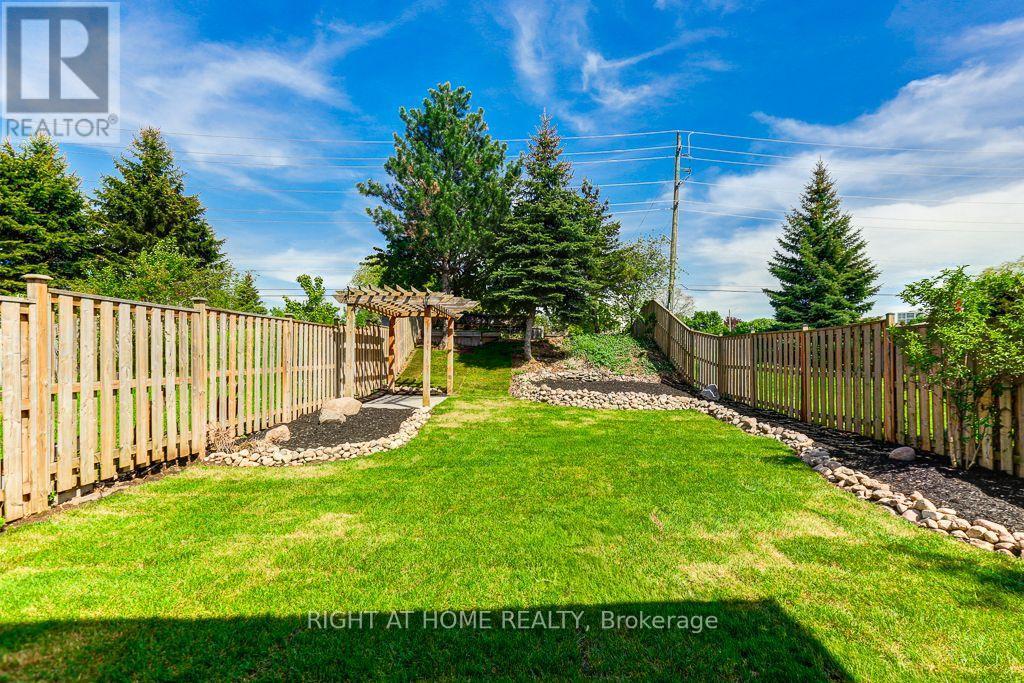 402 Lausanne Crescent, Waterloo, ON - Outdoor