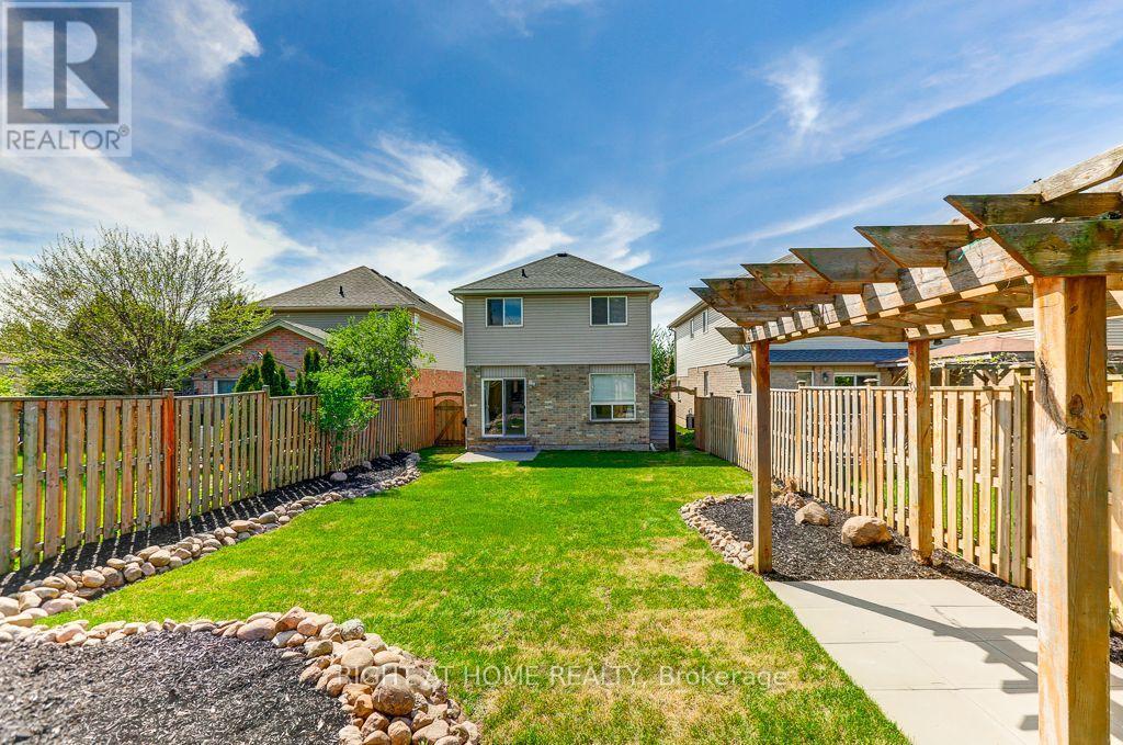 402 Lausanne Crescent, Waterloo, ON - Outdoor