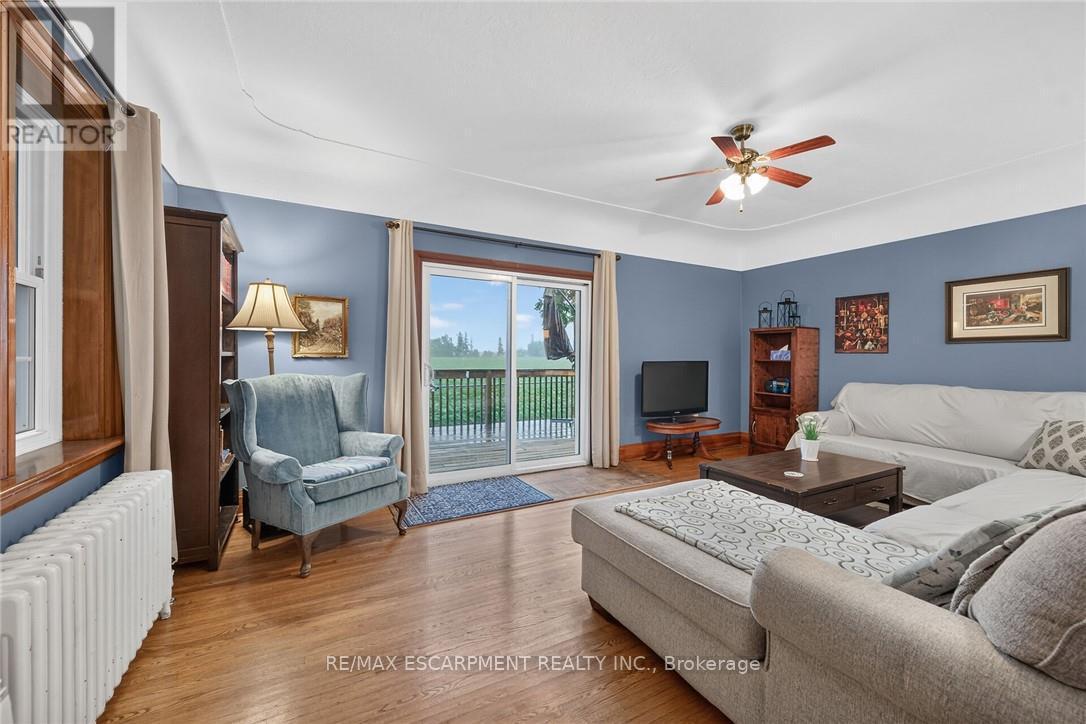 2250 56 Highway, Hamilton, ON - Indoor Photo Showing Living Room