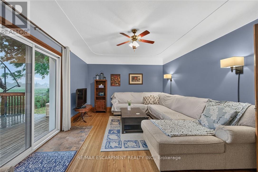 2250 56 Highway, Hamilton, ON - Indoor Photo Showing Living Room