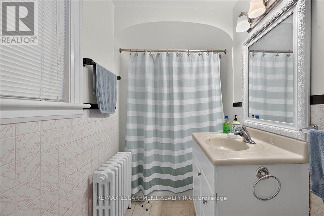 2250 56 Highway, Hamilton, ON - Indoor Photo Showing Bathroom