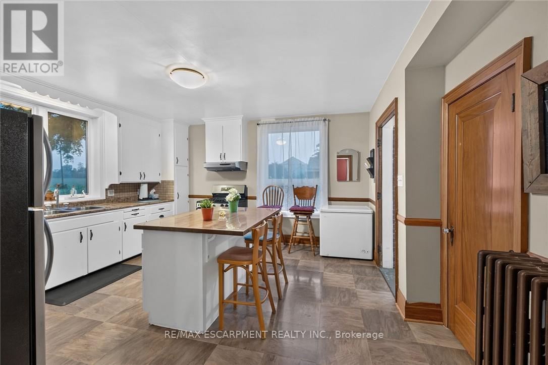 2250 56 Highway, Hamilton, ON - Indoor Photo Showing Kitchen