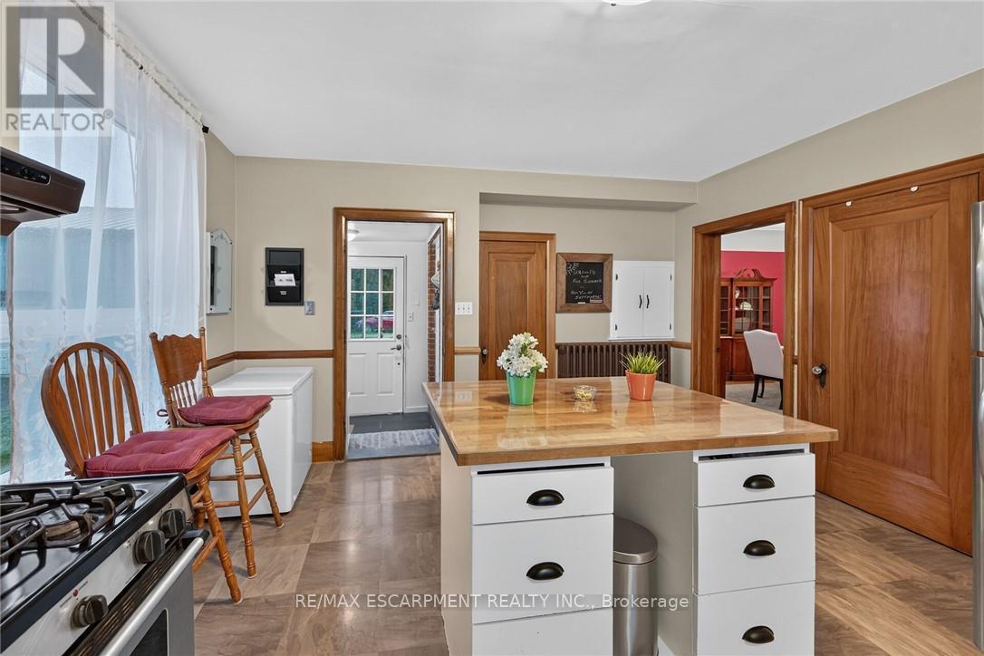 2250 56 Highway, Hamilton, ON - Indoor Photo Showing Kitchen