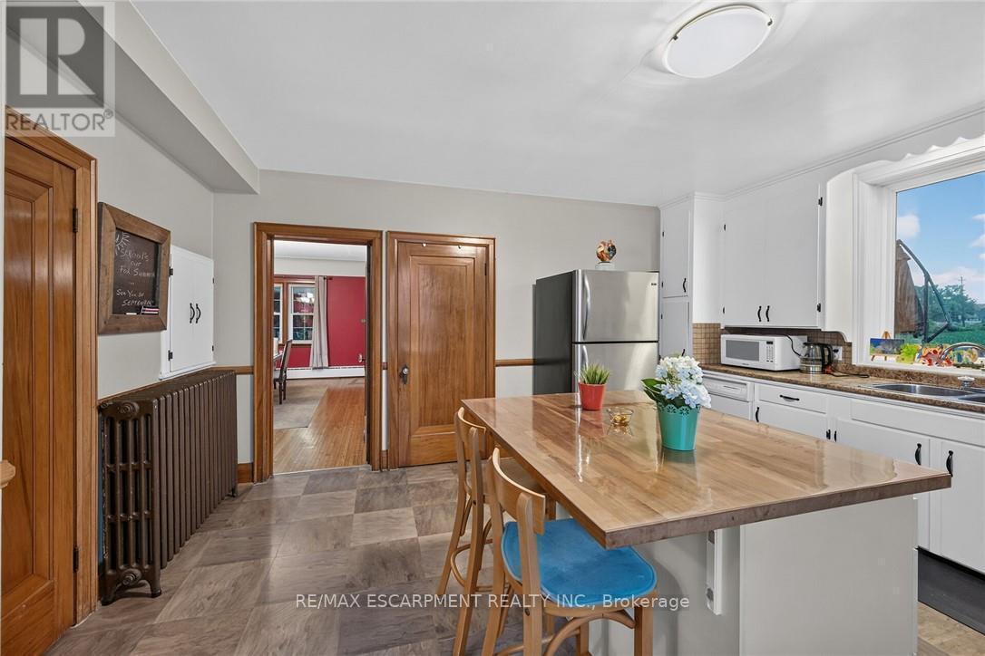2250 56 Highway, Hamilton, ON - Indoor Photo Showing Kitchen