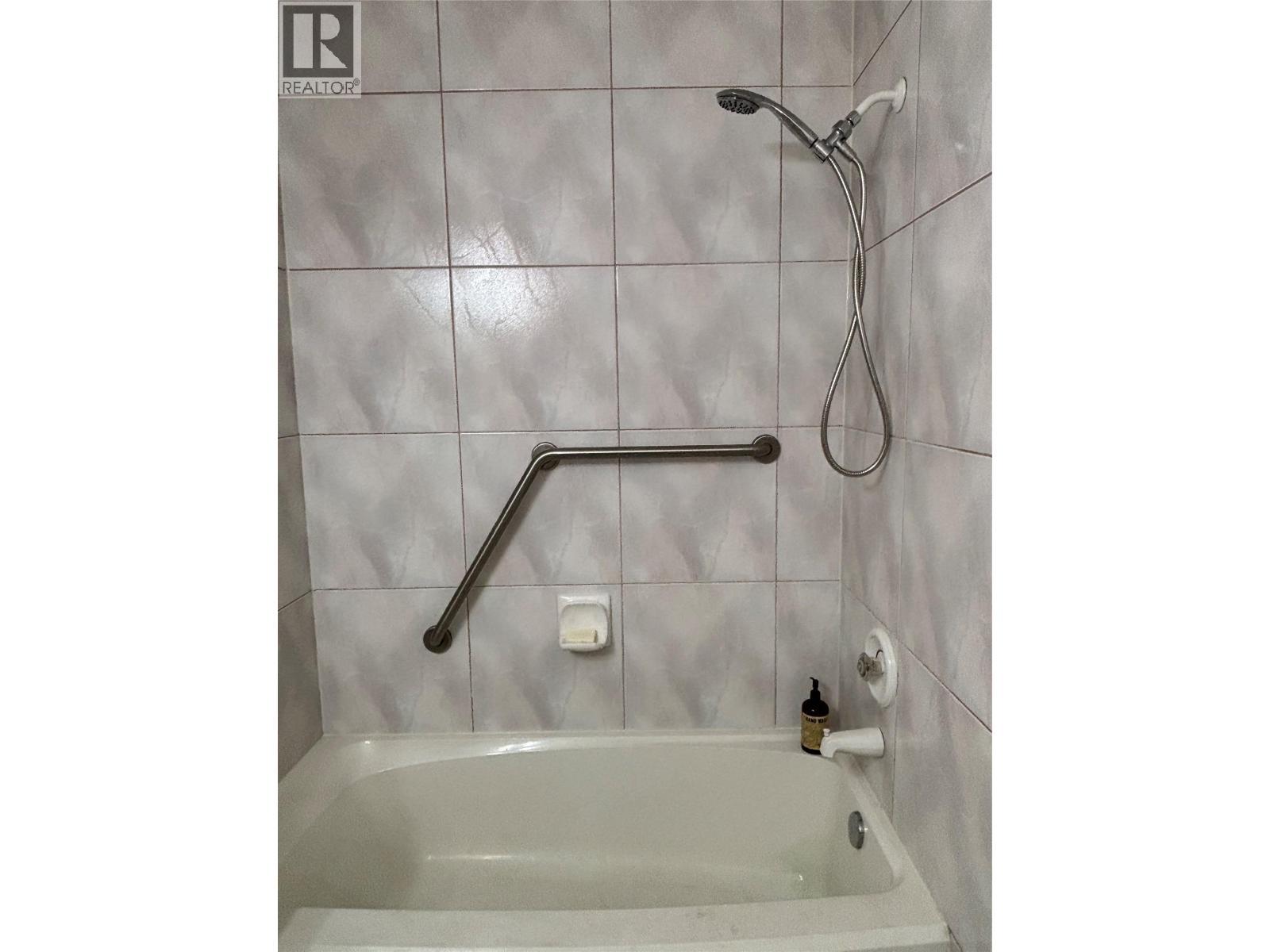 3221 Centennial Drive Unit# 401, Vernon, BC - Indoor Photo Showing Bathroom