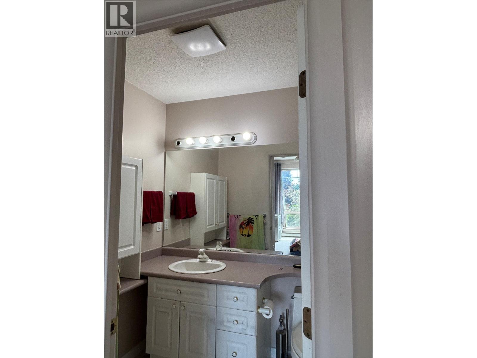 3221 Centennial Drive Unit# 401, Vernon, BC - Indoor Photo Showing Bathroom