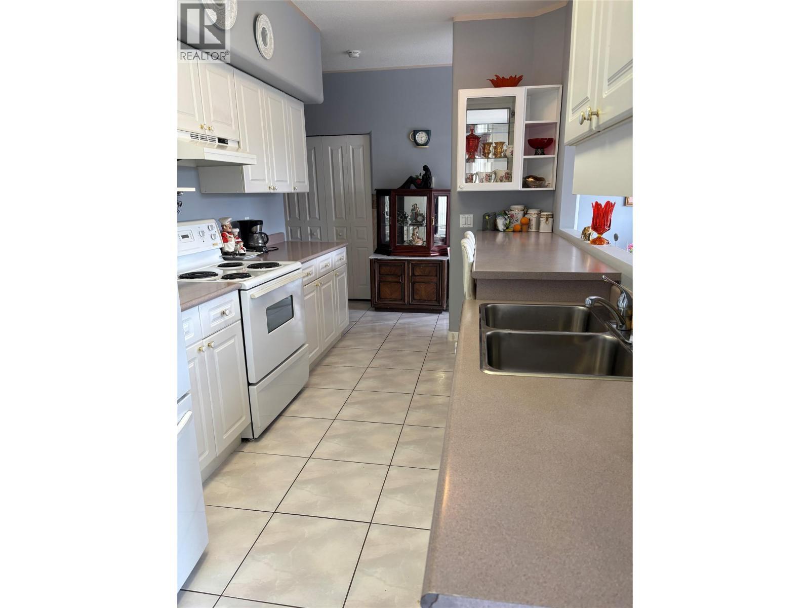 3221 Centennial Drive Unit# 401, Vernon, BC - Indoor Photo Showing Kitchen With Double Sink