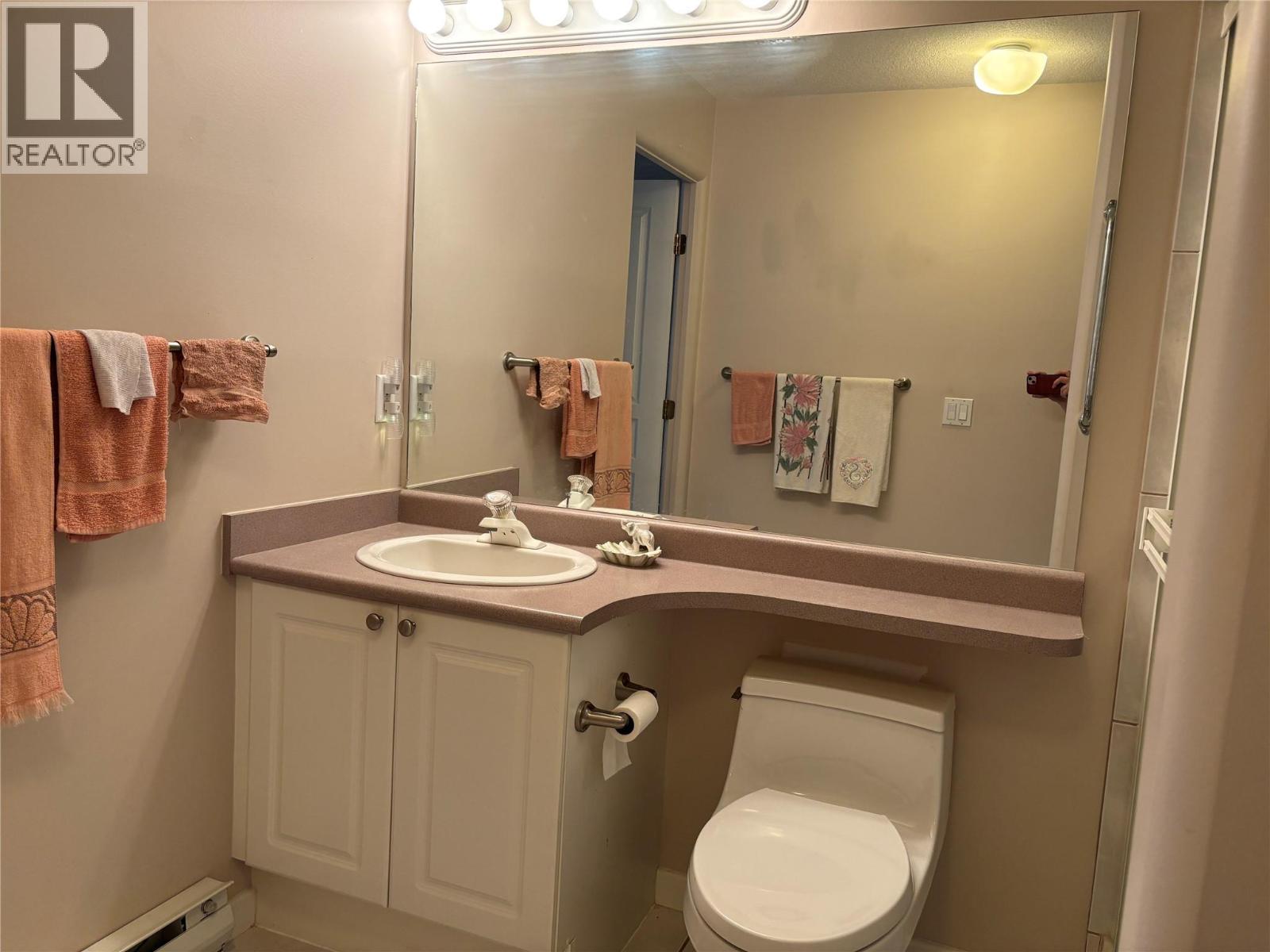 3221 Centennial Drive Unit# 401, Vernon, BC - Indoor Photo Showing Bathroom