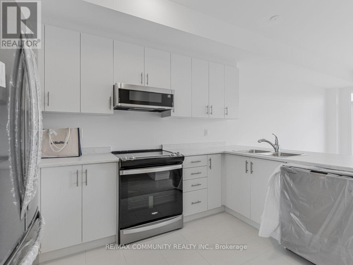 799 Heathrow Path, Oshawa, ON - Indoor Photo Showing Kitchen