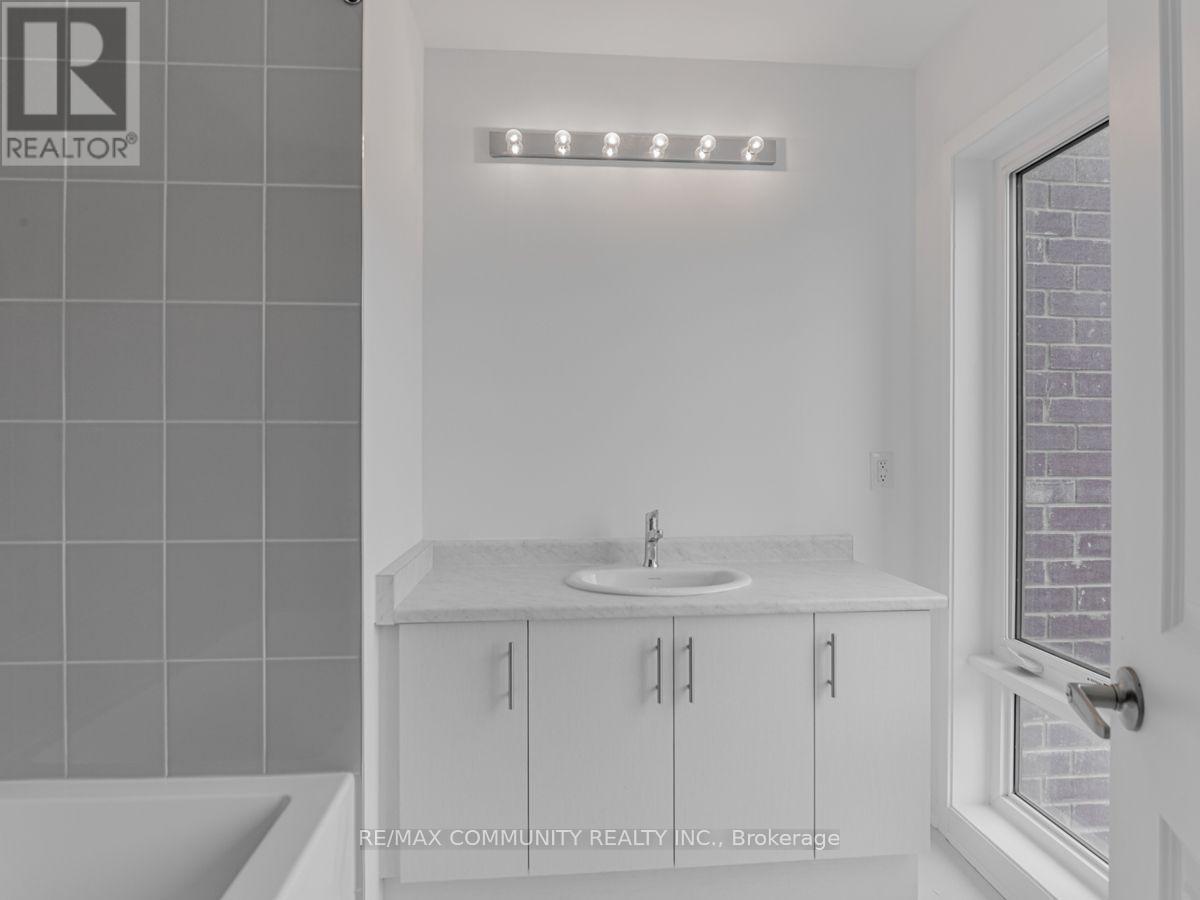 799 Heathrow Path, Oshawa, ON - Indoor Photo Showing Bathroom