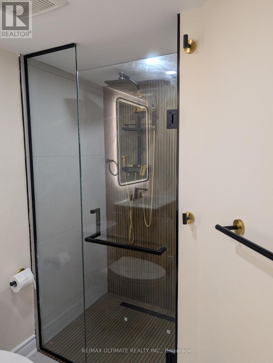 3434 Crimson King Circle, Mississauga, ON - Indoor Photo Showing Bathroom