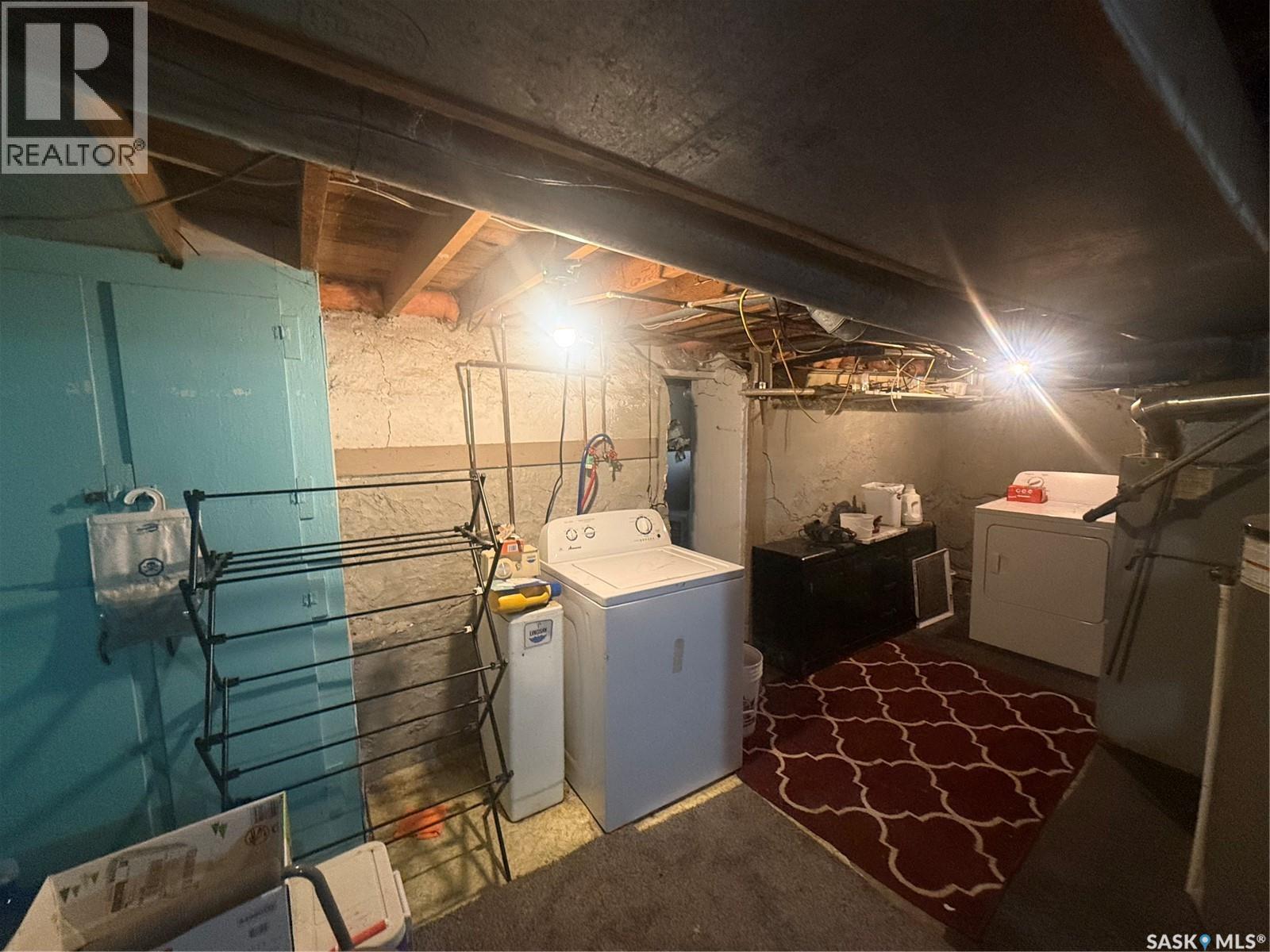 418 4Th Avenue E, Assiniboia, SK - Indoor Photo Showing Laundry Room