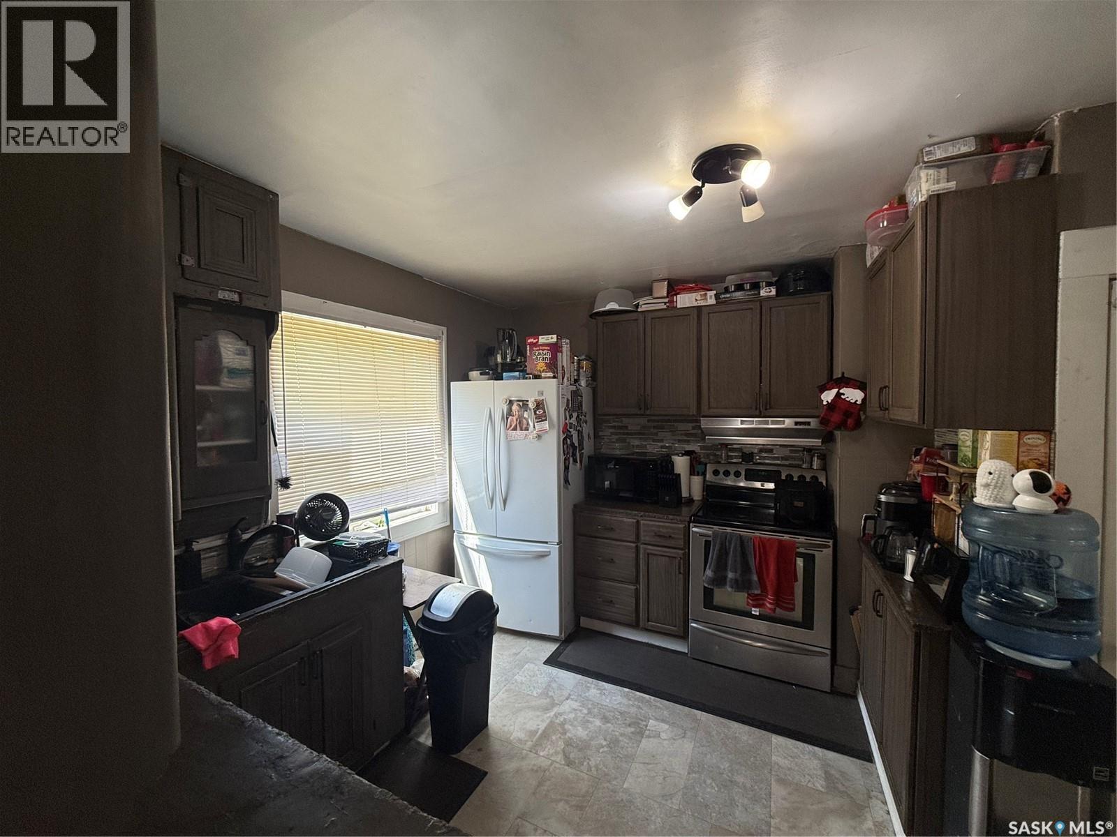 418 4Th Avenue E, Assiniboia, SK - Indoor Photo Showing Kitchen
