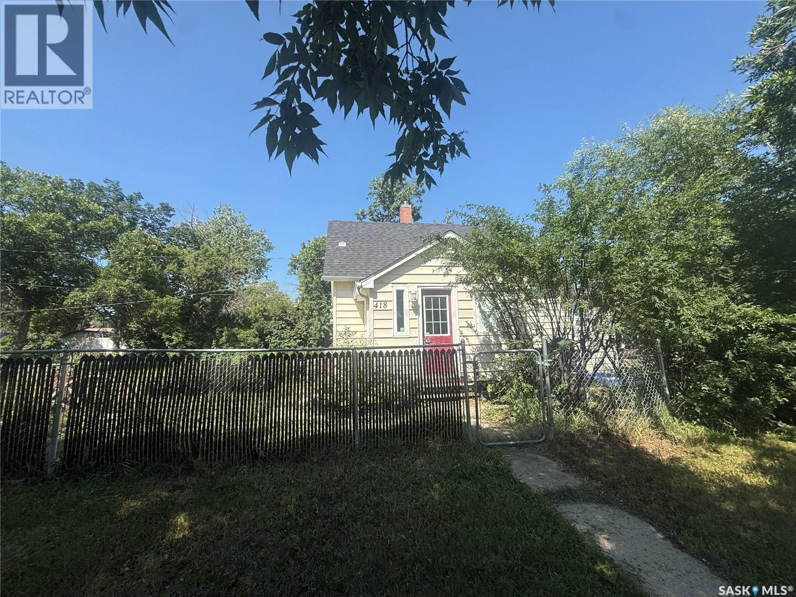 418 4Th Avenue E, Assiniboia, SK - Outdoor