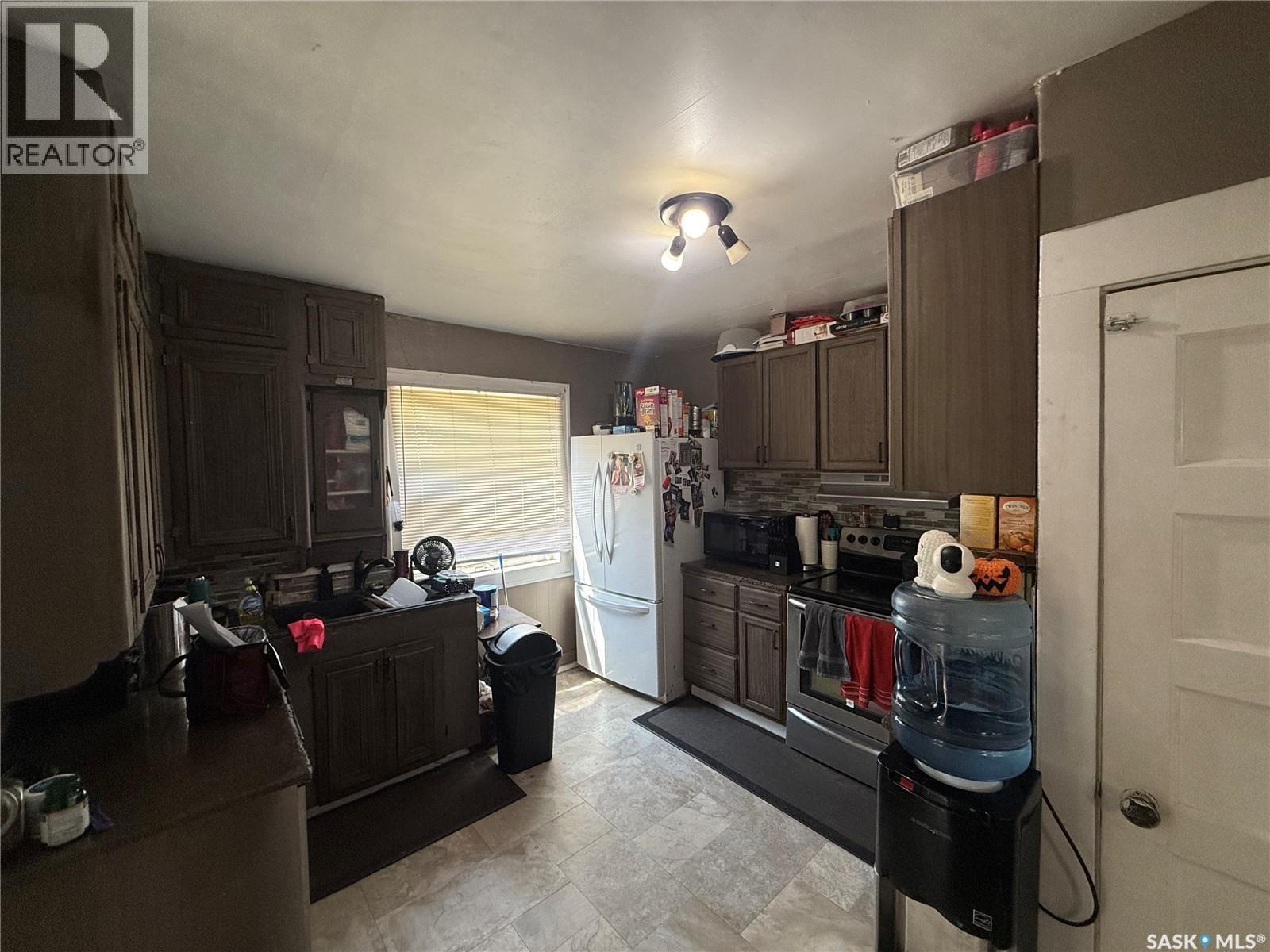418 4Th Avenue E, Assiniboia, SK - Indoor