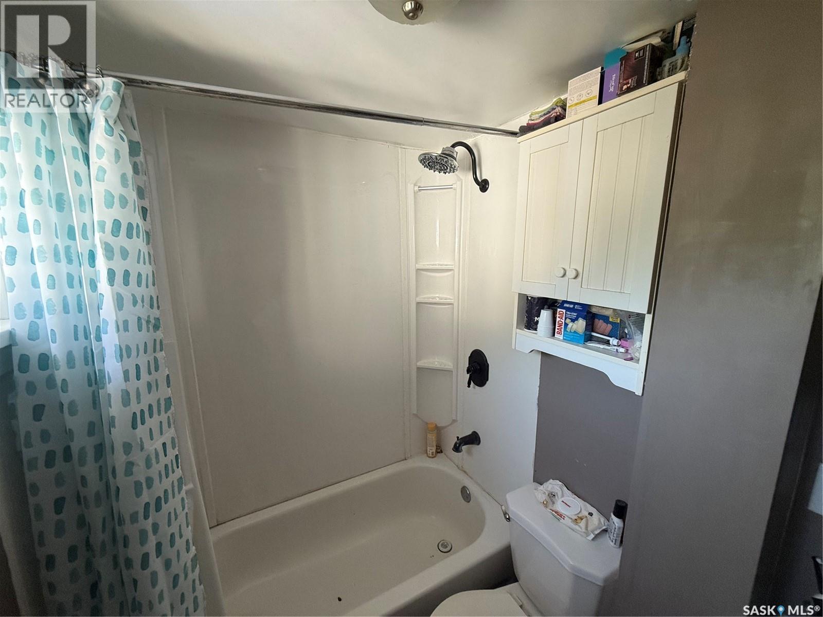 418 4Th Avenue E, Assiniboia, SK - Indoor Photo Showing Bathroom