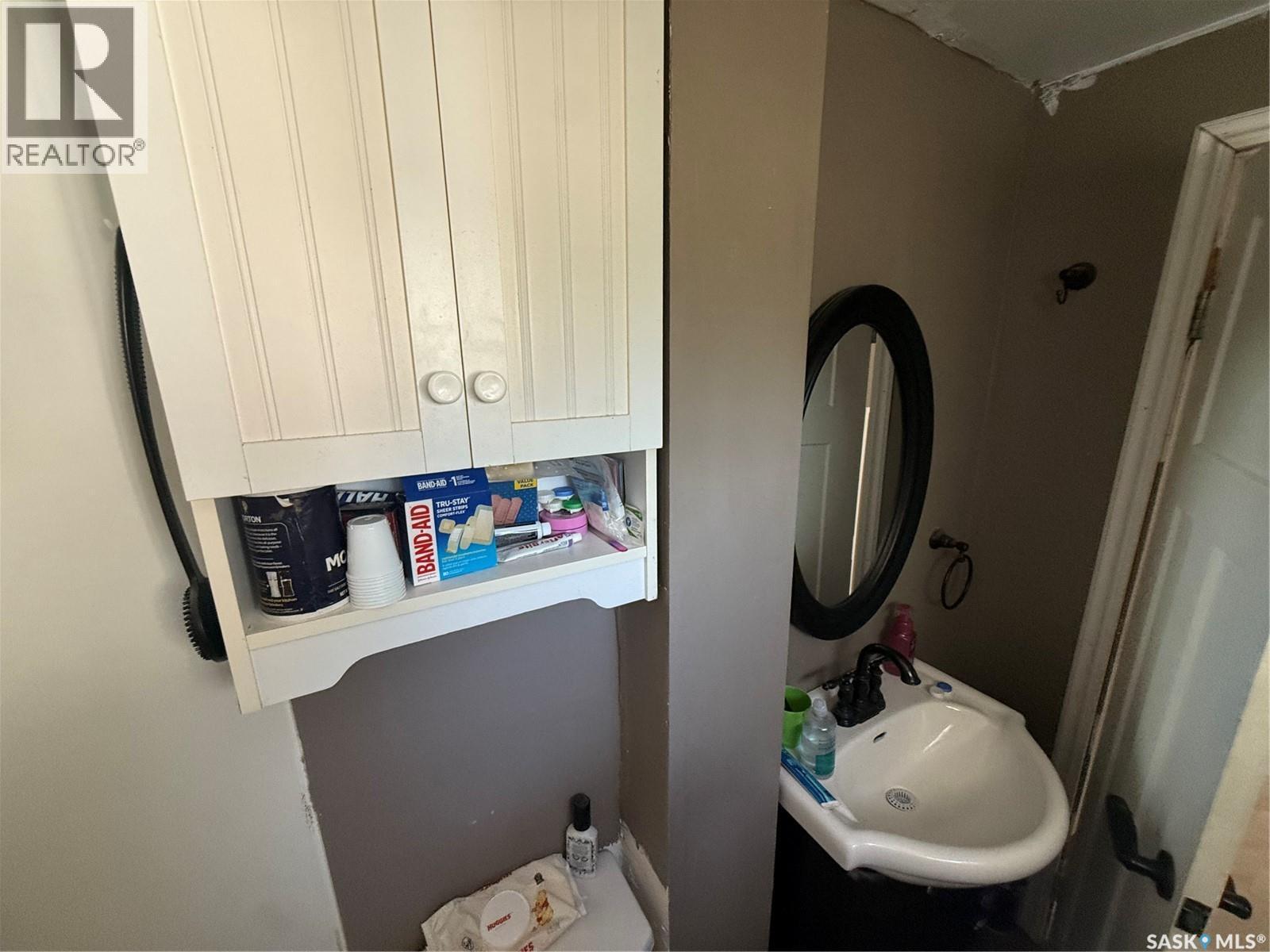 418 4Th Avenue E, Assiniboia, SK - Indoor Photo Showing Bathroom