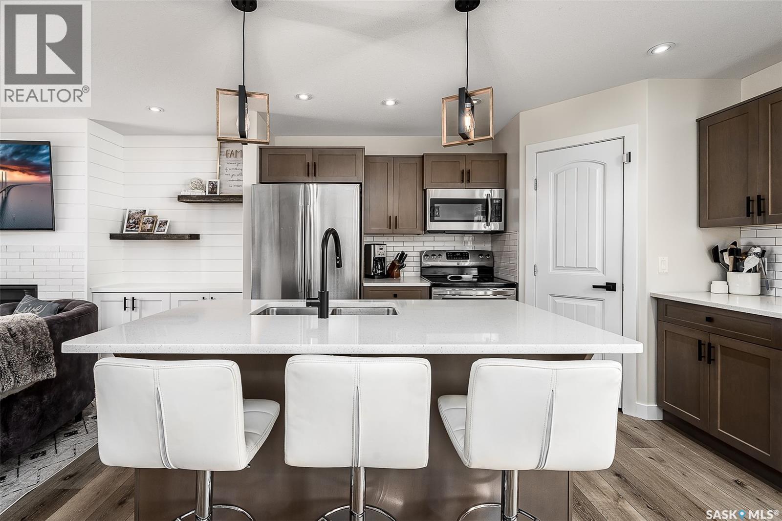 123 Hodges Crescent, Moose Jaw, SK - Indoor Photo Showing Kitchen With Double Sink With Upgraded Kitchen