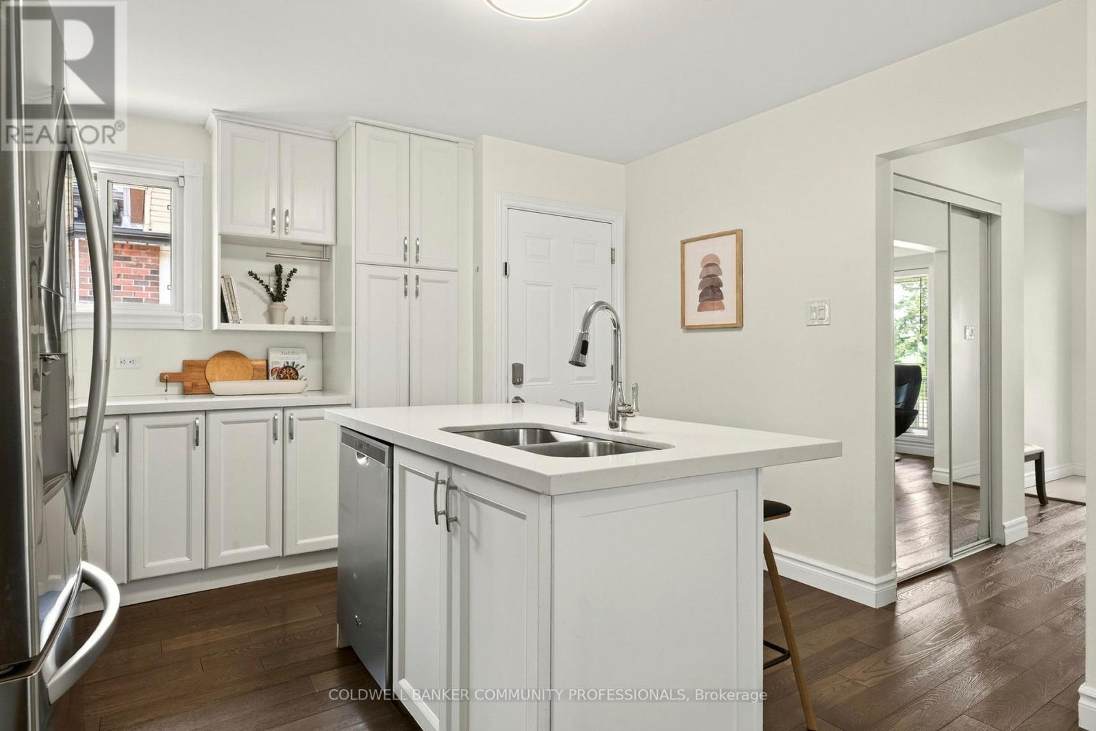85 Lavina Crescent, Hamilton, ON - Indoor Photo Showing Kitchen With Double Sink