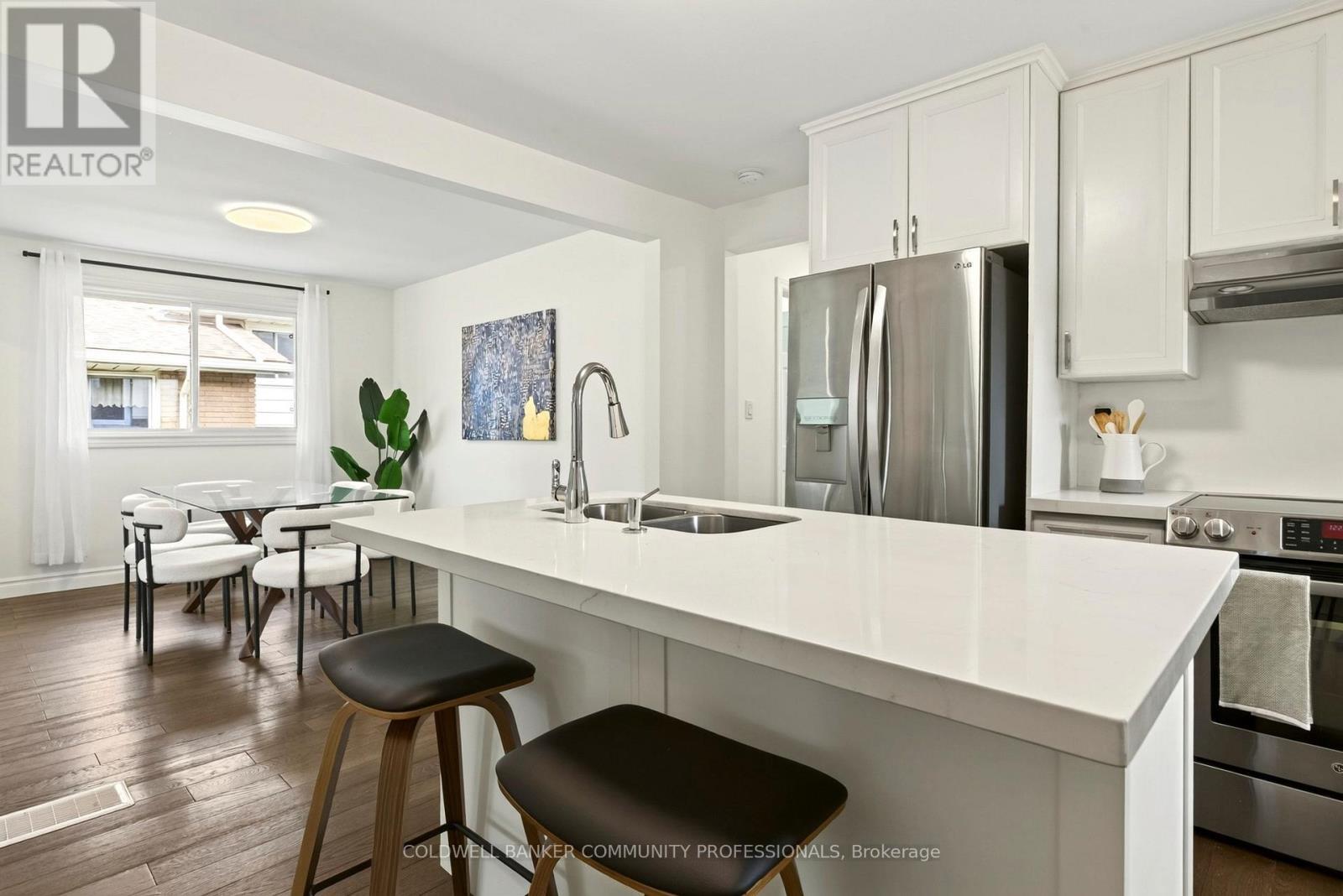 85 Lavina Crescent, Hamilton, ON - Indoor Photo Showing Kitchen With Stainless Steel Kitchen With Double Sink With Upgraded Kitchen