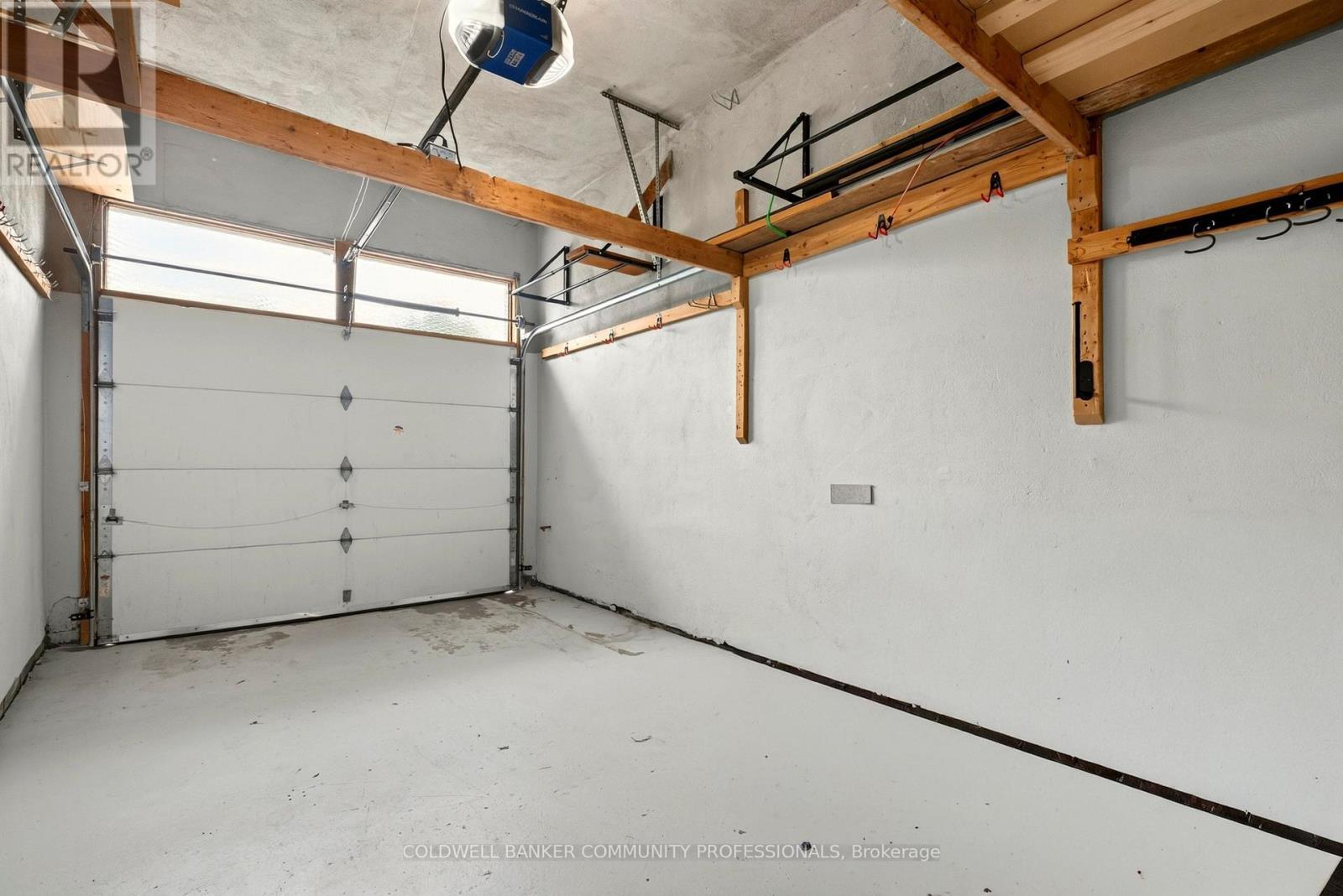 85 Lavina Crescent, Hamilton, ON - Indoor Photo Showing Garage