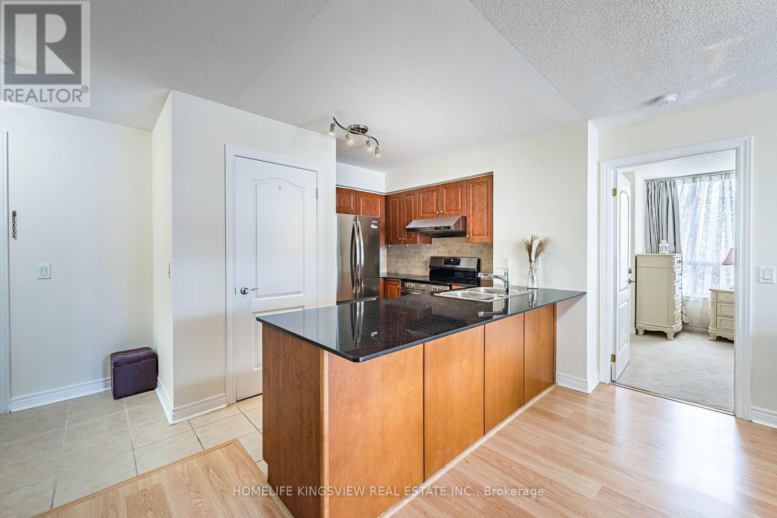 807 - 60 Disera Drive, Vaughan, ON - Indoor Photo Showing Kitchen