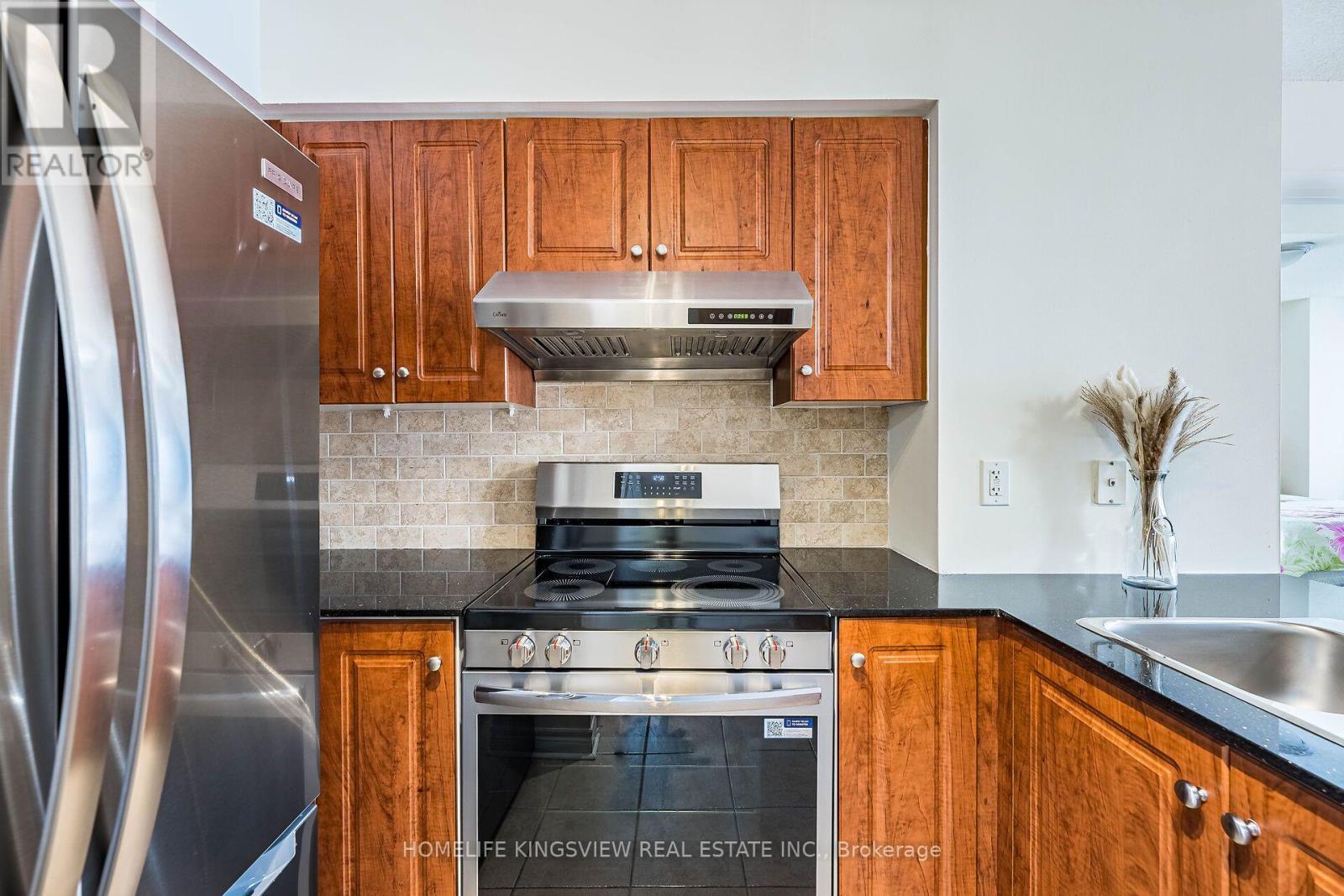 807 - 60 Disera Drive, Vaughan, ON - Indoor Photo Showing Kitchen