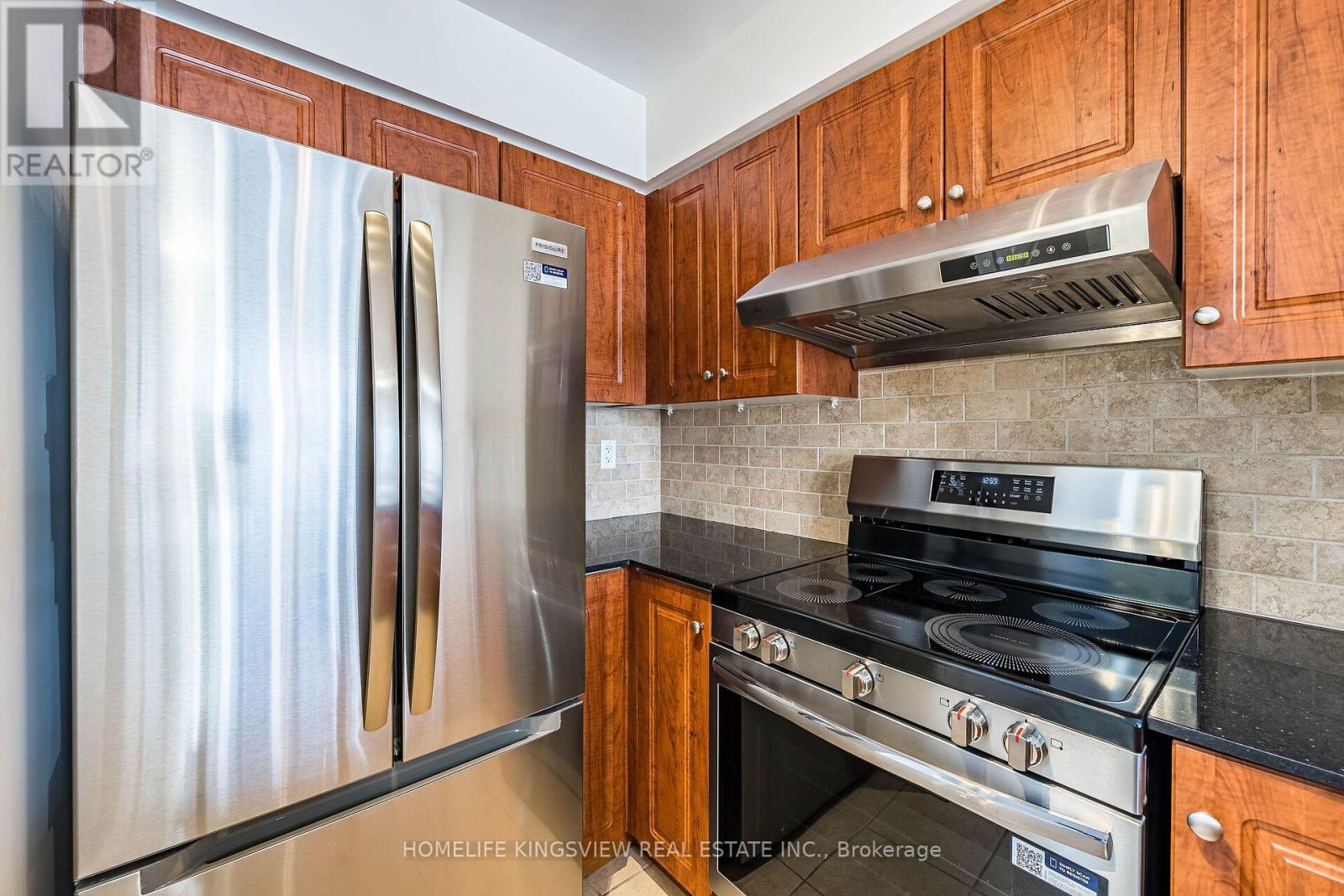 807 - 60 Disera Drive, Vaughan, ON - Indoor Photo Showing Kitchen