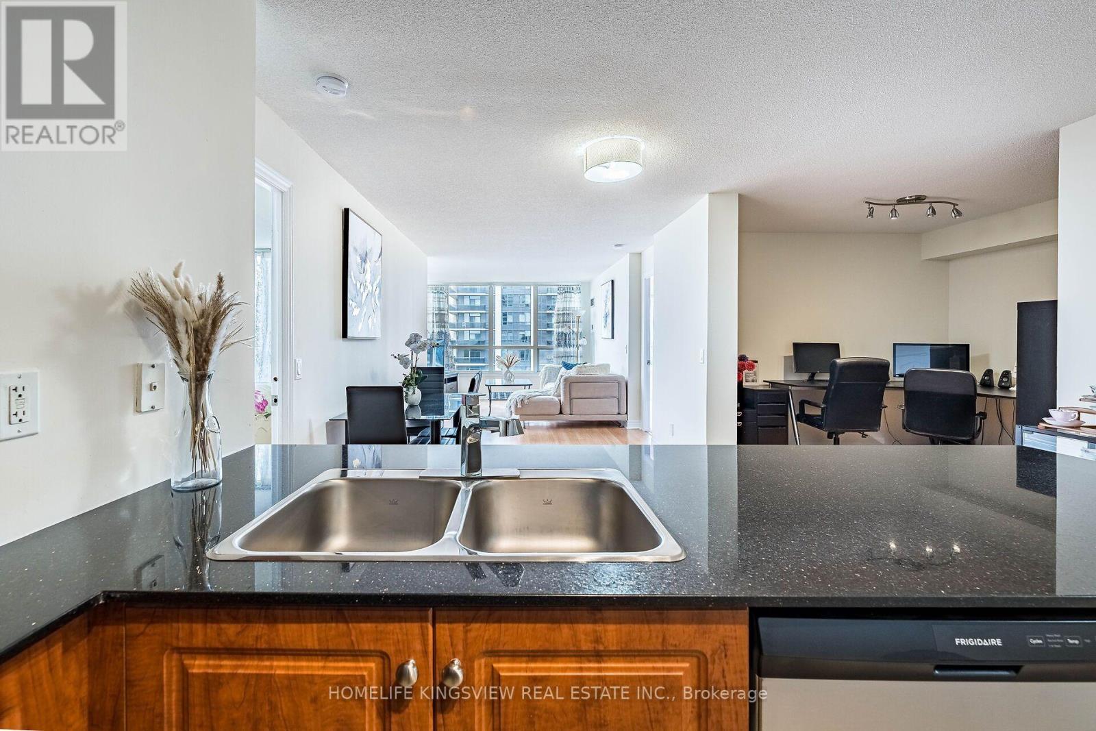 807 - 60 Disera Drive, Vaughan, ON - Indoor Photo Showing Kitchen With Double Sink