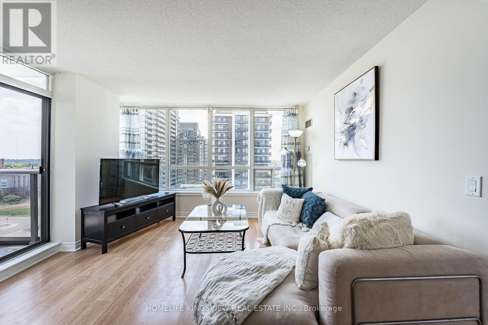 807 - 60 Disera Drive, Vaughan, ON - Indoor Photo Showing Living Room